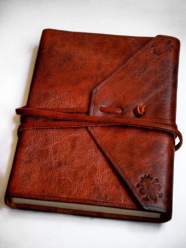 Old Diaries And Journals | Kamis Blog: 18 things I want for my 18th Birthday Old Diary Pages, Old Diary Aesthetic, Leather Agenda, Leather Diary Cover, Old Diary, Old Leather Journal, Types Of Journals, Avengers Outfits, Leather Diary