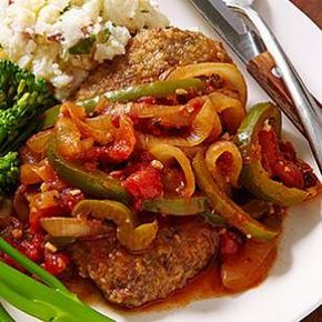 This weeknight-fast Swiss steak recipe is made on the stovetop in just 30 minutes (traditional Swiss steak braises in the oven for an hour or more). Swiss Steak Recipe, Swiss Steak Recipes, Cube Steak Recipes, Swiss Steak, Cube Steak, Steak Recipe, Beef Dinner, Beef Steak, Beef Dishes