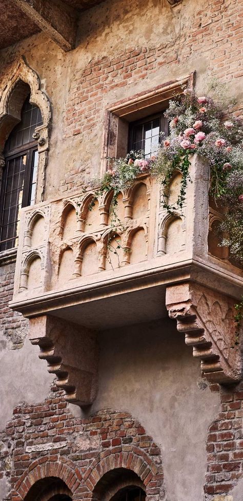 Romeo And Juliet Balcony, Romeo I Julia, Romeo Et Juliette, Letters To Juliet, Romeo Und Julia, Juliet Balcony, Italy Vibes, Ivy House, Verona Italy