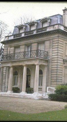 A home or a prison: The Duke and Duchess of Windsor's one-time house in the Bois de Boulogne Villa Windsor, Mohamed Al Fayed, Wallace Simpson, Duchess Of Windsor, Windsor Homes, Wallis Simpson, Edward Viii, Paris Home, Behind Closed Doors