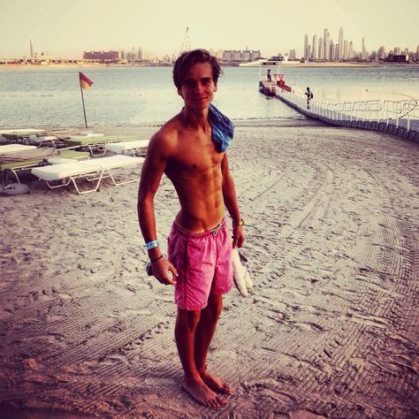 joe suggs shirtless in atlantis in dubai - Google-søgning Ray Diaz, Aaron Carpenter, Ricky Dillon, British Youtubers, Joey Graceffa, Joe Sugg, Fav Youtubers, Phil Lester, Celebrity Dads