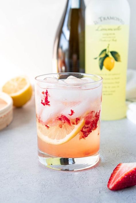 Healthy Cocktail Recipes, Easy Cocktail Recipe, Limoncello Spritz, Campari And Soda, Strawberry Cocktails, Light Cocktails, Spritz Recipe, Spritz Cocktail, Sweet White Wine