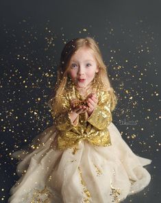 Golden Birthday Pictures, Glitter Shoot Photography, Glitter Session Photography, Kids Studio Photoshoot Ideas, Golden Birthday Ideas Kids Girl, Golden Birthday Photo Shoot, Glitter Photoshoot, Glitter Photo Shoots, 2023 Photoshoot