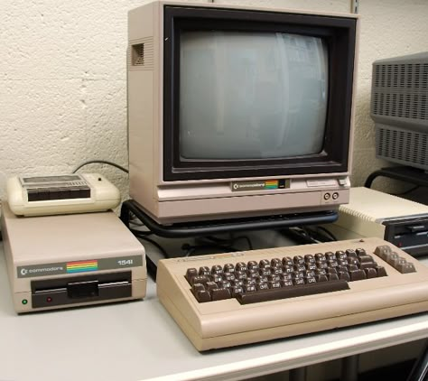 Commodore 64 was first revealed at the Consumer Electronics Show, in Las Vegas (1982) Commodore Computers, Alter Computer, Old Computer, Video Game Devices, Retro Tech, Computers Tablets And Accessories, Commodore 64, Computer History, Old Technology