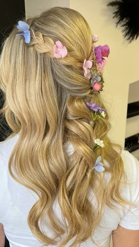 Hoco Hairstyles With Flowers, Rapunzel Flowers In Hair, Rapunzel Quince Hairstyle, Flower Prom Hairstyles, Rapunzel Hair Flowers, Princess Style Hair, Aurora Inspired Hair, Tangled Inspired Hairstyle, Repunzle Hair Ideas