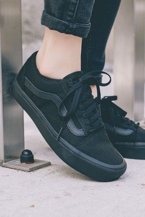 Vans Shoes All Black, All Black Vans Outfit Women, Black Vans Outfit, Black Vans Shoes, All Black Vans, Vans Old Skool Black, Vans Old School, Old School Vans, Tenis Vans