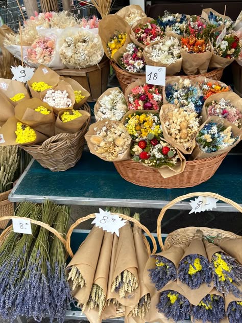 Flower Market Stall Display, European Farmers Market, French Flower Market Aesthetic, France Flower Shop, Flower Stand At Farmers Market, European Market Aesthetic, Farmers Market Flowers Aesthetic, Flower Stand Farmers Market, Farmers Market Flower Display Ideas