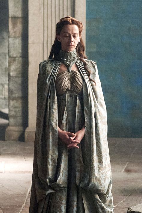 she is such a wonderful thought out character and doesn't deserve all the hate. sure, she's batshit insane, but remember what was done to her. i actually want to hug her and tell her everything is going to be alright Game Of Thrones Dresses, Dessin Game Of Thrones, Game Of Thrones Outfits, Got Costumes, Game Of Thrones Costumes, Game Of Thrones Series, Game Of Thrones Tv, Got Characters, Cersei Lannister