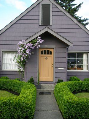 Love the colors! Small House Painting Ideas Exterior Colors, Lavender Clematis, Lavender House, Beautiful Entrance, Purple House, House Colour, Green Apartment, Yellow Door, Grey Houses