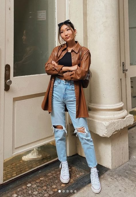 Brown Leather Jacket Outfit, Shacket Outfit, Fall Outfits For Women, Celebrities Leather Jacket, Look Jean, Outfit 2022, Leather Jacket Outfits, Outfits Chic, Inspirational Sayings