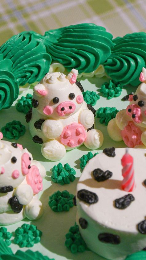 Strawberry Cow Cake, Cute Cow Cake, Buttercream Animals, Cow Cake Pops, Cow Cake Ideas, Weird Cakes, Cloud Cakes, Movie Foods, Cow Birthday Cake