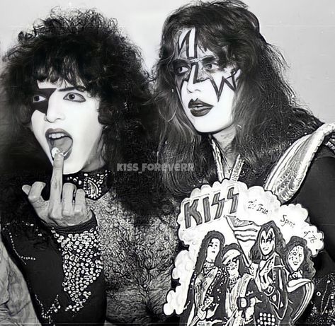 Kiss Meets The Phantom Of The Park, Ace Frehley And Paul Stanley, Paul Stanley And Ace Frehley, Ace Frehley 70s No Makeup, Kiss Band Outfits, Kiss Face Paint, Tt Pfp, Paul Kiss, Banda Kiss