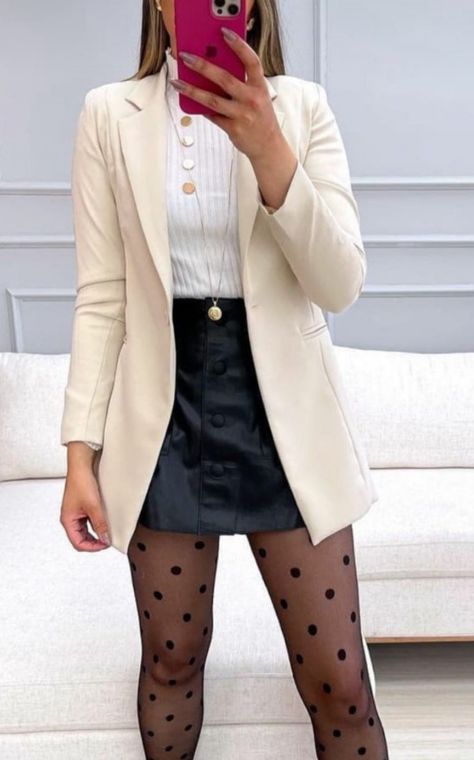 Blazer Beige Outfit Mujer, Outfit Con Blazer Beige, Blazer With Dress Outfit, Beige Blazer Outfits Women, Blazer Outfits Women, Outfit Navidad, Blazer With Dress, Short Skirts Outfits, Dressy Style