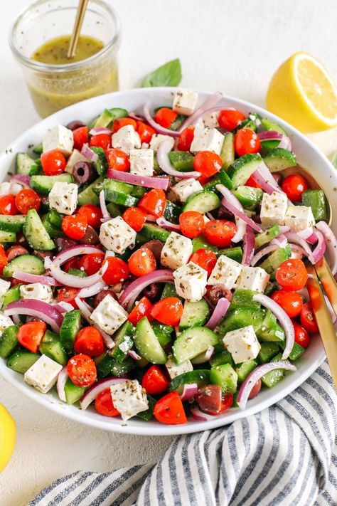 Salade grecque originale : La recette authentique ! (horiatiki salata) Cucumber Salad Creamy, Cucumber Salad With Mayo, Healthy Greek Salad, Asian Cucumber Salad Recipe, Greek Chicken Kabobs, Greek Dinners, Asian Cucumber Salad, Cucumber Salad Recipe, Greek Salad Dressing