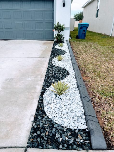 Outdoor Plant Ideas Front Yards, Pebble Sidewalk Ideas, Triangle Front Yard Landscaping, From Yard Ideas, Front Yard Plant Ideas, Diy Home Landscaping Ideas, Pretty Yard Ideas, Landscape Ideas Small Area, Uneven Landscaping Ideas