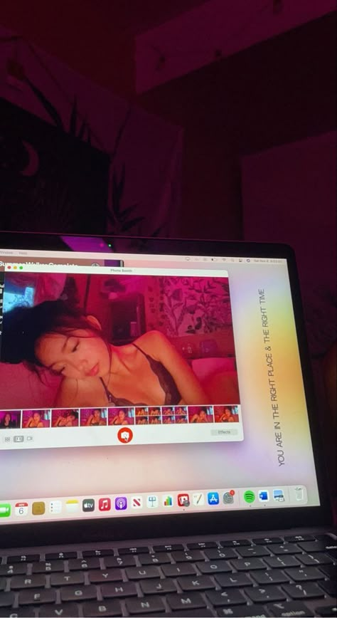 Laptop Selfie Poses, Isabella Valencia, Laptop Pics, Photobooth Pictures, Shotting Photo, Selfie Poses Instagram, Pic Pose, Selfie Ideas Instagram, Pics Inspo