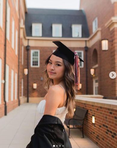 Asian Graduation, Graduation Cap Design Ideas, Convocation Photography, Cap Design Ideas, Best Friend Graduation, Senior Photography Inspiration, Graduation Look, Grad Photography, Senior Photography Poses