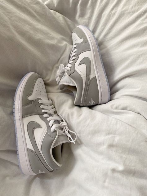 Back To School Shoes, White Nike Shoes, Trendy Shoes Sneakers, Nike Shoes Girls, Preppy Shoes, Pretty Shoes Sneakers, Nike Jordan Retro, Nike Sneaker, Cute Nike Shoes