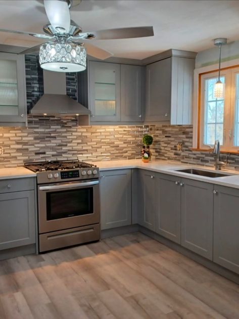 Grey kitchens are timeless and adaptable spaces that can be paired with many styles and colors. Our Shaker Chelsea Juratek cabinetry in Ash Grey matte is a versatile design with tonnes of character and style. This #wrenovator has added reeded glass wall cabinets for extra flair and adorned frontals with our Edith handles in a pewter finish. Grey Shaker Cabinets Kitchen, Wren Kitchen Shaker, Reeded Glass Wall, Shaker Cabinets Kitchen, European Kitchen Design, Grey Shaker Cabinets, Kitchen Showrooms, Grey Shaker Kitchen, Wren Kitchens