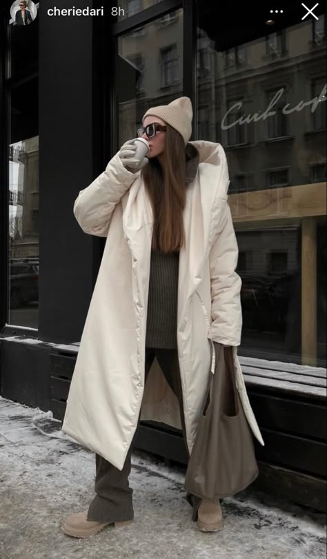 Taupe Puffer Jacket Outfit, White Parka Outfit, Puffer Coat Street Style, White Parka, Parka Outfit, Sport Casual Outfit, Puffer Jacket Outfit, Cold Fashion, Japan Outfit