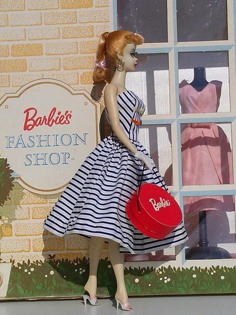 Original vintage #1 1959 Barbie goes shopping in original vintage Barbie sundress with cardboard hat box. Barbie Shopping, Cardboard Hat, 1959 Barbie, Retro Barbie, Barbie Shop, Play Barbie, Barbie Diorama, Vintage Barbie Clothes, Dolls Vintage