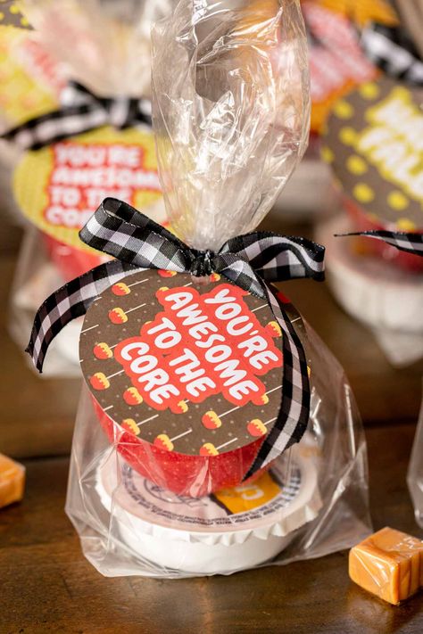 Apple Party Ideas, Caramel Apple Wedding, Preschool Halloween Treats, Apple Party Favors, Apple Nacho Bar, Candy Apple Favors, Apple Wedding Favors, Apple Picking Party, Apple Theme Parties