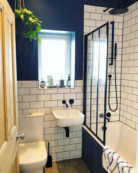 Very Small Bathroom, Subway Tiles Bathroom, Small Bathroom Interior, Small Bathroom Makeover, Tiny Bathrooms, Small Bathroom Ideas, Big Bathrooms, Small Bathroom Design, Tiny Bathroom