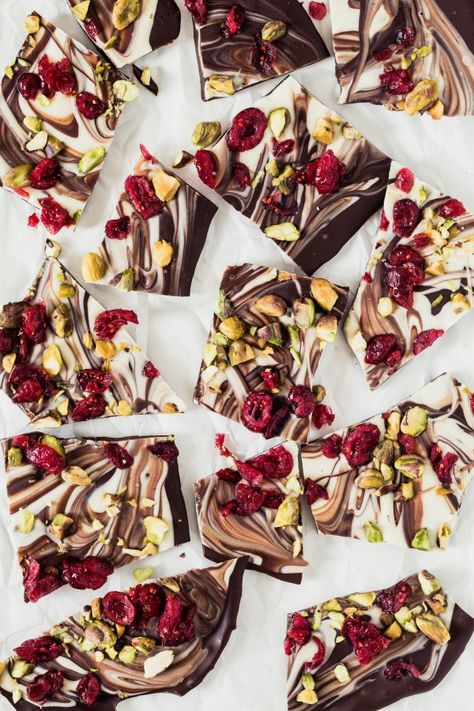 Christmas Chocolate Bark Recipes, Chocolate Bark Christmas, Christmas Bark Recipes, Favorite Christmas Desserts, Pistachio Chocolate, Chocolate Bark Recipe, Diy Easy Recipes, Candy Ideas, Cranberry Pistachio