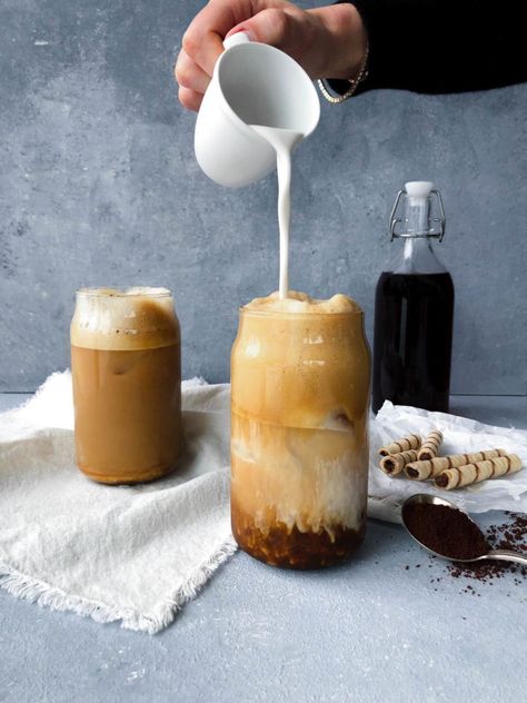 Easy Iced Coffee Recipe, Iced Frappe, Greek Drinks, Easy Iced Coffee, Greek Cafe, Frappe Coffee, Coffee Frappe, Coffee Yogurt, Greek Recipes Authentic