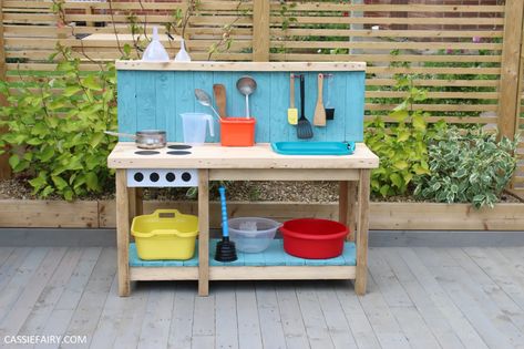 How to DIY an outdoor mud kitchen from pallet wood Mud Kitchen Ideas, Outdoor Play Kitchen, Mud Kitchen For Kids, Kitchen For Kids, Mud Kitchens, Play Outdoor, Kids Mud, Diy Mud Kitchen, Outdoor Play Areas