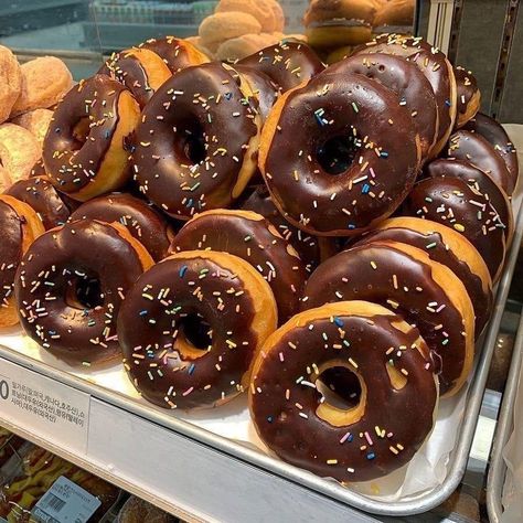 Donuts Donuts, Delicious Donuts, Yummy Comfort Food, Chocolate Donuts, Think Food, Food Drinks Dessert, Food Obsession, Cafe Food, Interesting Food Recipes