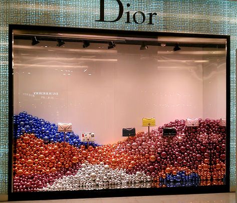 Dior Christmas Windows, Emporium Bangkok Dior Window Display, Dior Christmas, Window Display Ideas, Christmas Shop Window, Dior Boutique, Decoration Vitrine, Christmas Windows, Store Window Display, Photo Window