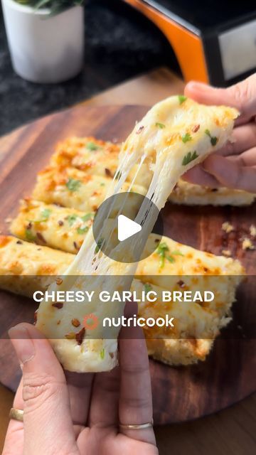 Cookies Recipes Indian, Chilli Oil, Garlic Cheese Bread, Garlic Bread Recipe, Cheesy Garlic Bread, Cheesy Bread, Cheesy Recipes, Chilli Flakes, 7 Minutes