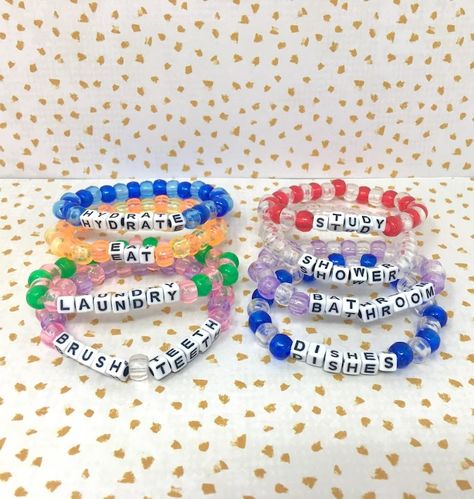 Chore Bracelet, Task Bracelets, Aesthetic Diy Crafts, Reminder Bracelets, Words Bracelets, Festival Kandi, Clay Bracelets Ideas, Adulting Tips, Bracelets Kandi