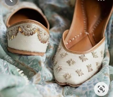 Jutis For Women, Khussa Designs, Pakistani Khussa, Pakistani Shoes, Medium Length Hairstyle, Haircuts For Ladies, Indian Shoes, Channel Ideas, Short Long Dresses