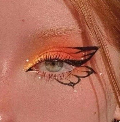 Butterfly Eyeliner Looks, Pretty Eyeliner Ideas, Spring Inspired Makeup, Flower Liner Makeup, Butterfly Wings Makeup, Simple Butterfly Eye Makeup, Butterfly Eyeliner Simple, Creative Face Makeup Art, Eye Makeup Inspo Creative