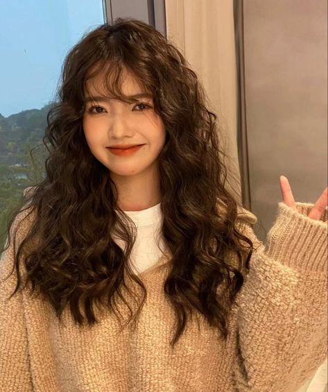 Layers With Wavy Curly Hair, Curly Hair With Bangs Asian, Cute Bangs For Curly Hair, Cute Frizzy Hair, Korean Setting Perm, Hippie Perm Korean, Japanese Digital Perm Long Hair, Round Face Perm, Digital Hair Perm