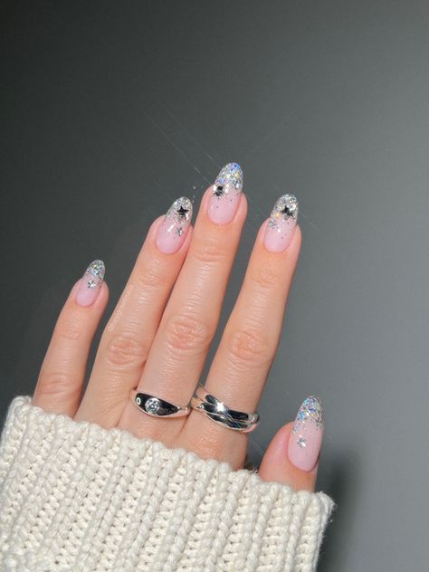 #nails #nailart #holidaynails #newyearnails #glitternails ##xmasnails #jewelry Bow Nail Designs, Dark Pink Nails, Santa Nails, New Years Nail Designs, New Years Eve Nails, December Nails, January Nails, Red Christmas Nails, Magic Nails