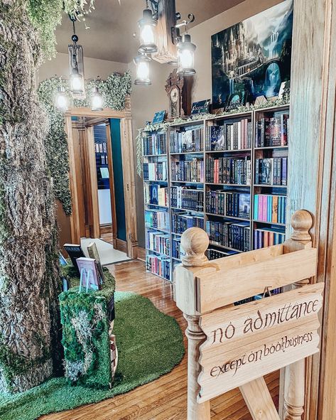 ☾⋆｡𖦹 𝙡𝙤𝙘𝙖𝙡 𝙗𝙤𝙤𝙠𝙨 𝙖𝙣𝙙 𝙗𝙧𝙚𝙬𝙨 ☾⋆ °✩ nothing beats the charm and coziness of a local bookstore. from the variety of indie options to the cute bookish merch, i could spend hours going through the shelves, especially at this bookstore! this place even has themed rooms for multiple genres — step into a romantic, bridgerton themed romance parlor, a cozy fantasy forest, or even the mystical land of narnia. of course i was able to pick a few new reads that have been on my tbr list and i was so happy... Book Store Ideas, Fantasy Bookstore, Romance Bookstore, Cute Bookstore, Cozy Bookstore, Local Bookstore, Bookstore Design, Indie Bookstore, Books And Coffee