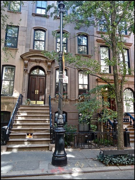 Carrie Bradshaw's apartment <3 I wanna see this one day!!! Carrie Bradshaw Apartment, Greenwich Village Nyc, West Village Townhouse, West Village Nyc, Nyc Neighborhoods, Apartment Exterior, Voyage New York, Architecture Model Making, Live In Style