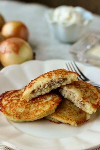 Meat Pancakes, Russian Pancakes, Russian Foods, Ukrainian Food, Russian Dishes, Ground Pork Recipes, Russian Food, Meat Pies, Polish Food