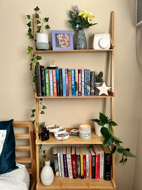 Bookshelf Wooden Simple, Wood Bookshelves Bedroom, Hippy Bookshelf, Studio Apartment Bookshelf, Simple Wood Bookshelf, Bookshelf As Bedside Table, Rent Friendly Bookshelves, Small Bookshelf For Bedroom, Elevated Bookshelf