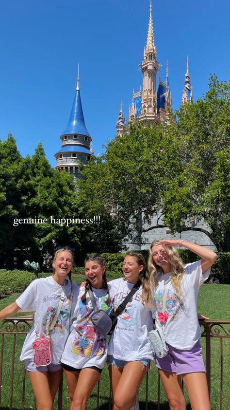 Disney Friends Pictures, Disney Pictures With Friends, Disney Outfits Friends, Disney World With Friends, Disney Insta Pics, Disney Aesthetic Photos, Disney With Friends Aesthetic, Best Friend Disney Pictures, Athletic Disney Outfit