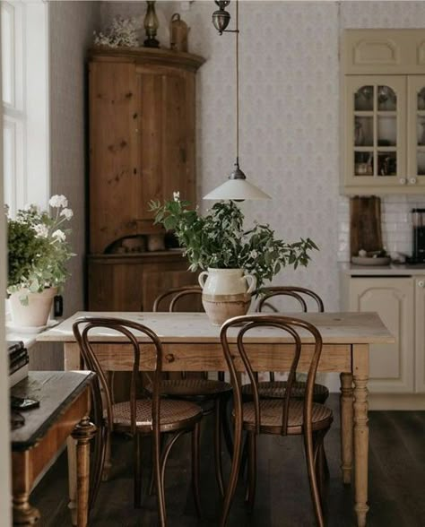 Cozy Kitchen Nook Ideas, English Cottage Dining Room, Cottagecore Dining Room, French Cottagecore, Vintage Dining Room Decor, Cottage Core Interior, Cottagecore Living Room, Cottage Core Home, Simple Is Beautiful