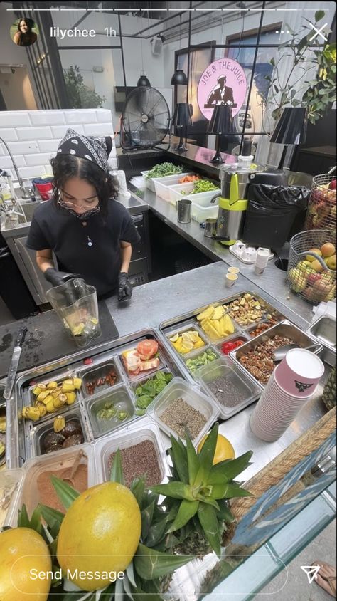 Fruit Cafe Interior, Juice Cafe Interior, Boba Station, Juice Cafe, Salad Packaging, Street Food Business, Food Stall Design, Juice Bar Design, Juice Store