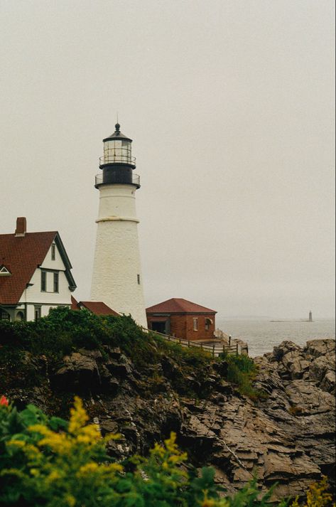 Cottage In Maine, Maine Summer Aesthetic, Maine Aesthetic Summer, Lighthouses In Maine, Lighthouse Aesthetic, Maine Aesthetic, Road Trip Summer, Travel Maine, Portland Head Lighthouse