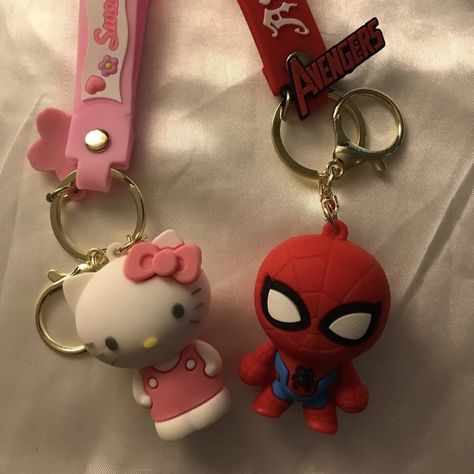 they are so cute 😭 Spiderman Couple, Hello Kitty And Spiderman, Spiderman Outfit, Hello Kitty Keychain, Walpaper Hello Kitty, Mens Keychains, Couples Keychains, Matching Keychains, Me And Bae