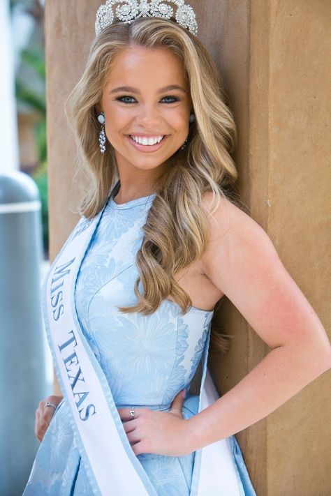 Top Pageant Hairstyles of All Time (2020 Edition) - Pageant Planet Nicki Dipietro, Miss Texas International Junior Miss 2019, makes our fourth spot in our Best in Miss Pageant Hair of 2019! Donning a baby blue cocktail dress, Nicki stuns us with this vintage style curl! With a side part and bang reminiscent of the fifties, which has become a new and modern pageant style, Nicki shines with her blonde hair! This effervescent look is incredible, Nicki! Easy Hairstyles For Pageant, Pagent Hair Middle Part, Middle School Pageant Hair Hairstyles, Pageant Crown Hairstyles, Pageant Hair With Bangs, Medium Length Pageant Hair, Pageant Hair With Crown, Texas Pageant Hair, Hair Styles For Pageants