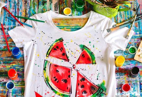 Paint On Clothes, Airbrush Clothes, Acrylic Paint On Fabric, Paint Clothes, Airbrush Shirts, Airbrush T Shirts, Shirt Tutorial, Tshirt Painting, Popular Crafts