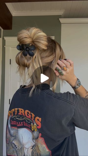 Cute Ways To Put Hair Up With Clip, Messy Hair Clipped Up, Ways To Claw Clip Hair, Cute Lazy Updos, Easy Summer Hairstyles Claw Clip, Cute Ways To Put Your Hair In A Clip, How To Wear A Hair Clip Long Hair, Hair Up Clip Hairstyles, Side Part Clip Hairstyles